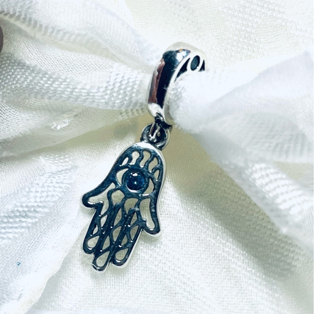 🧿 NWOT Blue Evil Eye Hamsa Hand Charm ✨